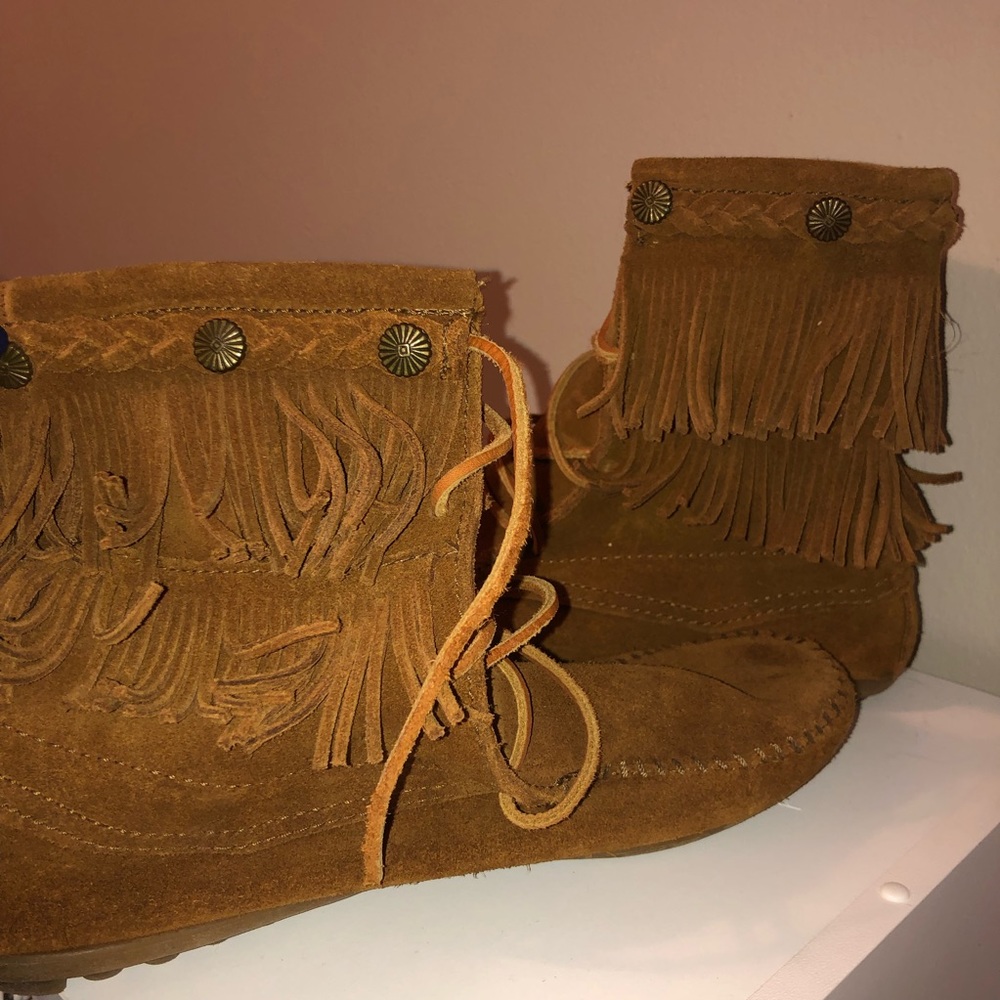 SOLD . Minnetonka Moccasins Fringe Ankle Booties